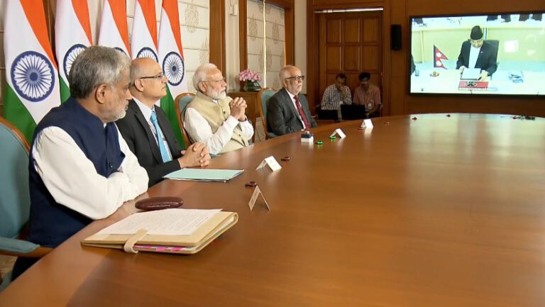 स्विच थिचेर दुवै देशका प्रधानमन्त्री अाेली र माेदीले गरे पेट्राेलियम पाइपलाइनकाे उद्घाटन