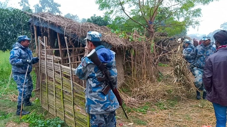 भारतीयले दशगज्जा मिचेर एकतर्फी रुपमा  बनाइएको घरगोठ हटाउदै