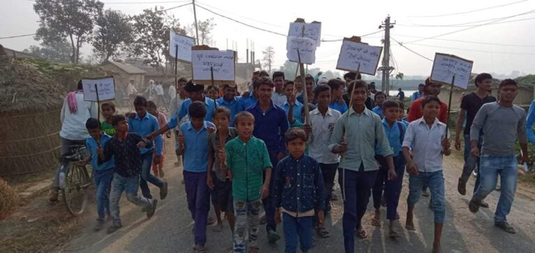 किरावाला  खिचड़ी खाजामा खुवाउछ  प्रधानाध्यापक (भिडियाे सहित)