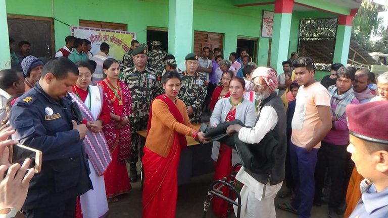 कम्बल टोपी सैनिक श्रीमती संघद्वारा वितरण