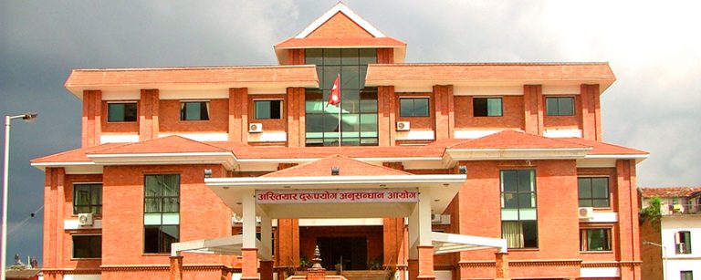 प्रदेश नम्बर ३ सरकारका लेखा अधिकृत २२ हजार घुससहित पक्राउ