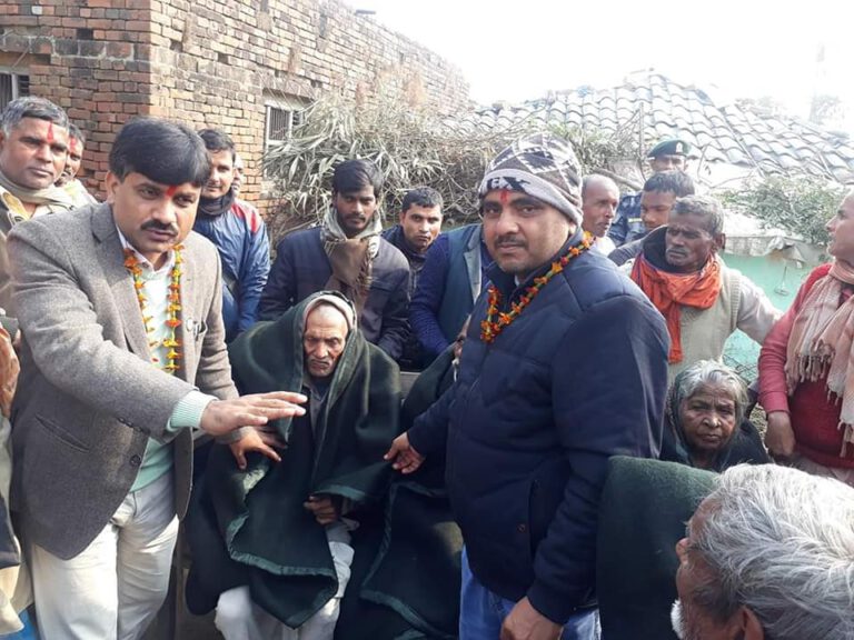 जेष्ठ नागरिकलाई कम्बल वितरण