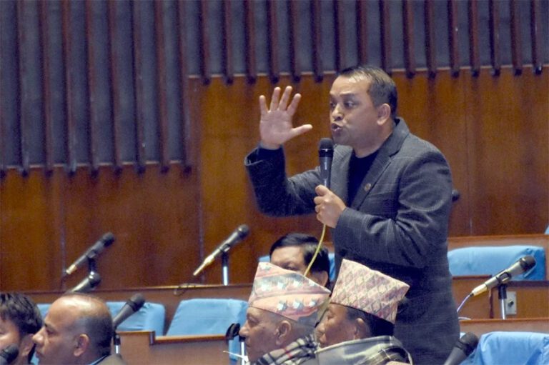 सांसदमा गगन  थापाले मागे प्रधानमन्त्रीको राजीनामा