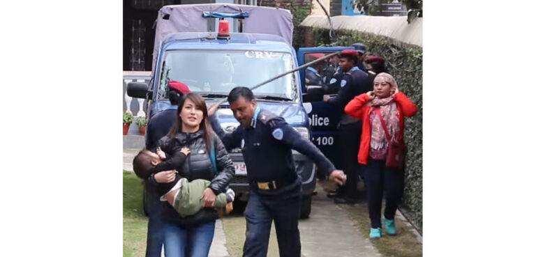 काखमा बच्चा बोकेकी महिलालाई पुरूष इन्स्पेक्टरले हाने लाठी (भिडियो सहित)