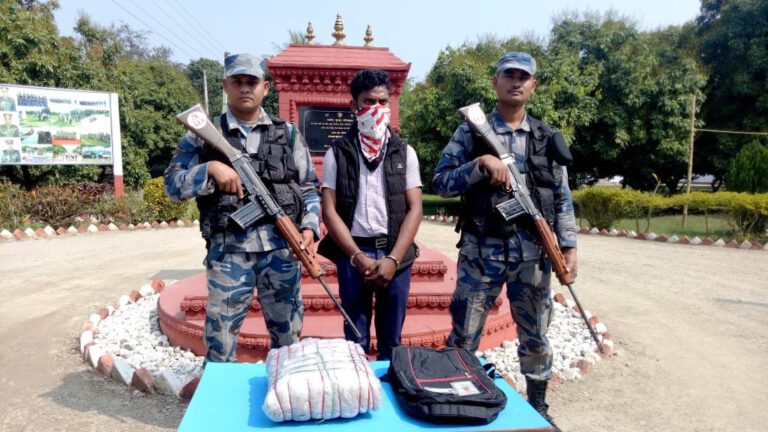 एक भारतीय गाजा सहित पक्राउ