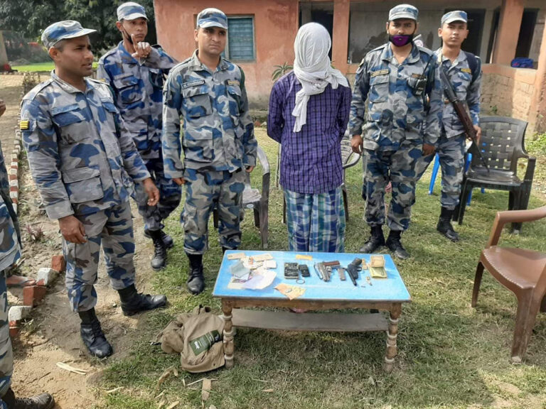 रौतहटमा  दुई थान बन्दुकसहित एक पक्राउ
