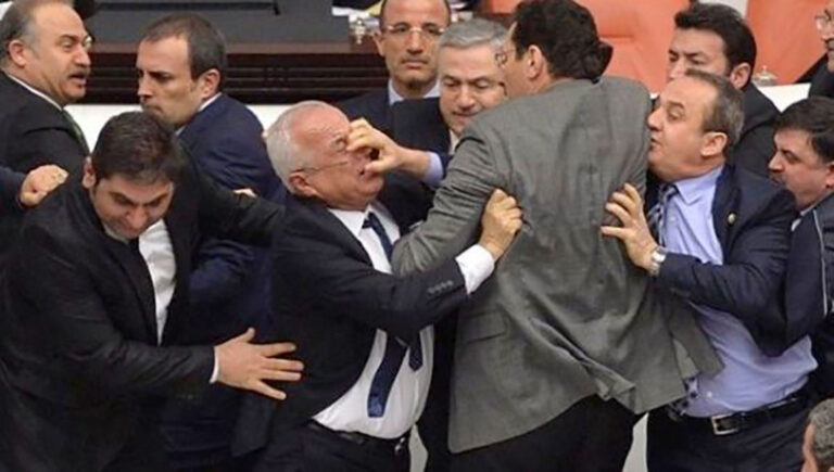टर्कीको संसद बैठक चलिरहँदा विवाद भएपछि सांसदहरुबीच कुटाकुट