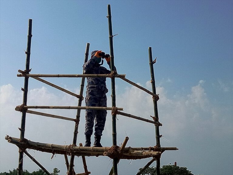 दूरवीनबाट सशस्त्र प्रहरीले नेपाल भारत सिमानामा निगरानी