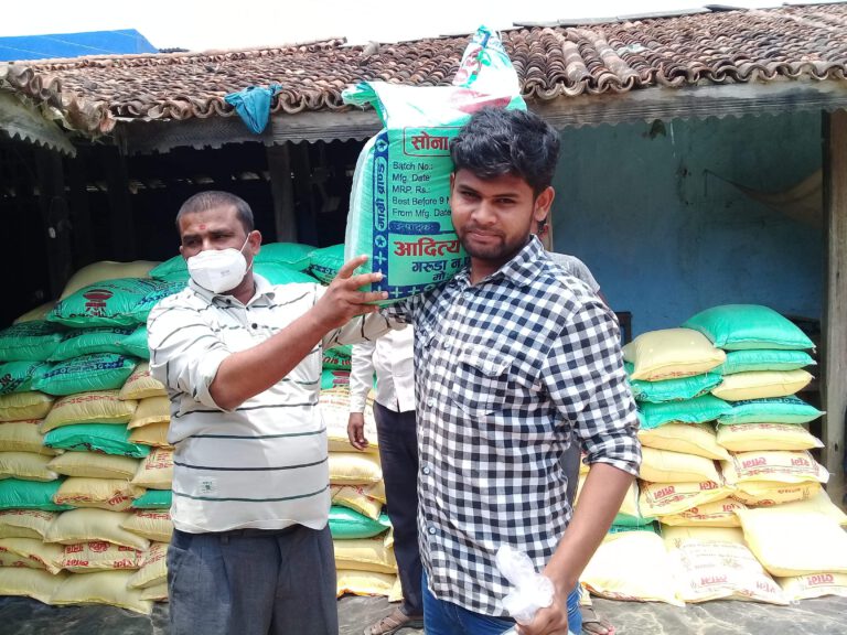 नेकपाका नेता चौधरीद्वारा राहत बितरण