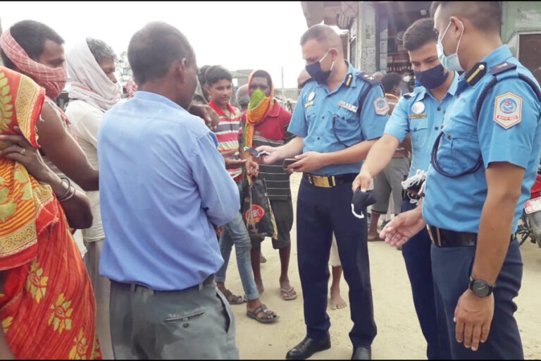 सिरहा प्रहरीद्वारा कोरोना भाईरस रोकथामबारे जानकारी गराउदै ७५० जनालाई माक्स वितरण