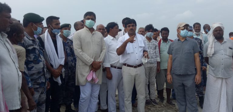 बागमती नदीको बांध प्रदेश कानून मंत्री यादवद्वारा निरिक्षण