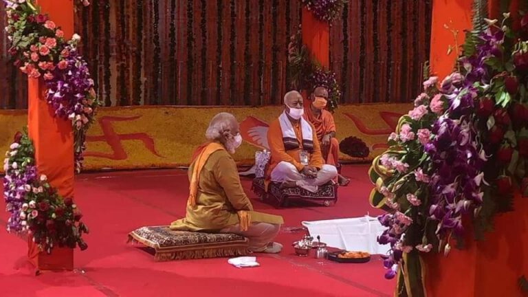 भारतीय प्रधानमन्त्री मोदीले अयोध्यामा राम मन्दीर स्थापना गर्नका लागि शिलान्यास गर्दै