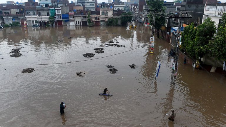 कराँचीमा बाढीमा परेर २३ जनाको मृत्यु