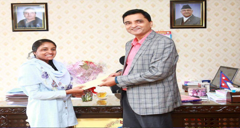 जन्मदिनकाे अवसरमा पर्यटनमन्त्री भट्टराईले गरे मुस्कान खातुनलाई सहयोग