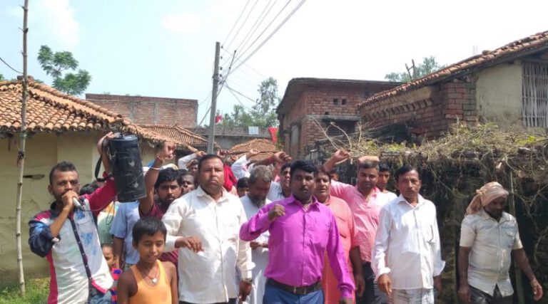वडा अध्यक्षले भ्रष्टाचार गरेको भन्दै स्थानीयद्धारा नारावाजी सहित वडा कार्यालय घेराउ