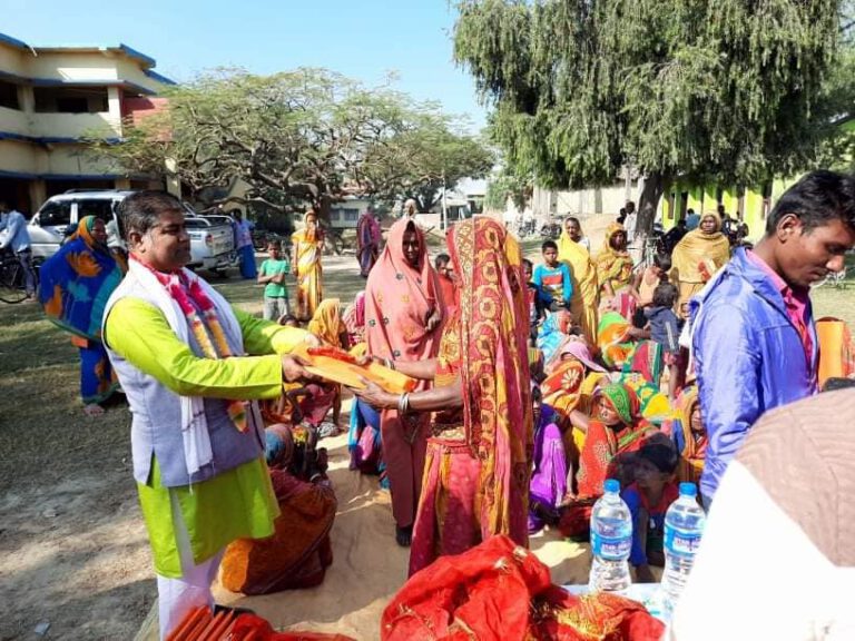 जयसवालद्धारा १११ जना छठ  व्रतालुहरुलाई साडीसहित कपडा बितरण