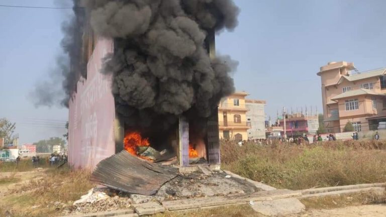 बालिका हत्या आरोपमा पक्राउ परेका साहको घरमा आगजनी