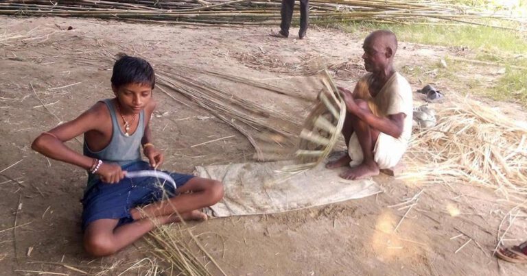 डोम जाती यति बेला बासका सामग्री निर्माण तथा बिक्रि गर्नमा ब्यस्त