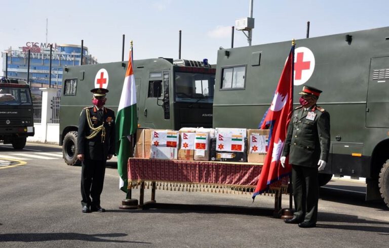 सेनाध्यक्ष नरवणेले नेपाली सेनालाई दिए भेन्टिलेटर र एम्बुलेस सहितका स्वास्थ्य सामग्री