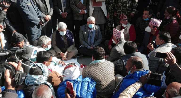 आन्दोलनरत उखु किसानलाई भेट्न पुगे मन्त्री त्रिपाठी र भट्ट