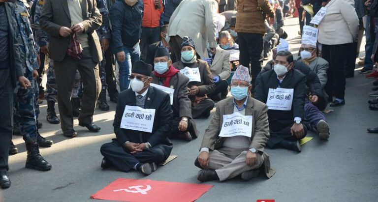 संसद विघटनविरुद्ध प्रचण्ड-माधव समूहका नेताहरु  सडकमा