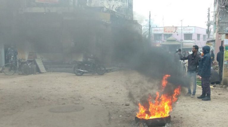 नेपाल भारत सीमा नाका खुलाउन माग राख्दै सर्लाही जिल्ला बन्द