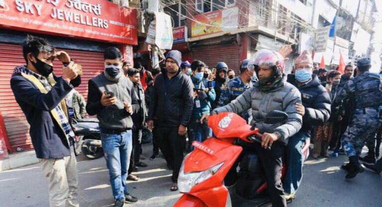 स्कुटी चढेर आम हड्तालको निरीक्षण  गर्न निस्किए माधव नेपाल