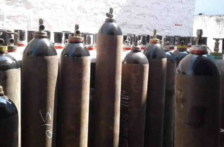अक्सिजन सिलिण्डरको अभाव भएपछि उपचार बाहेकका काममा सिलिण्डर नराख्न मन्त्रालयकाे आग्रह