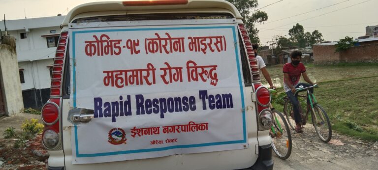 कोरोना संक्रमणको जोखिम नियन्त्रण गर्ने उदेश्यले घर घरमा स्वास्थ्य सेवा पुरयाउदै इशनाथ नगरपालिका