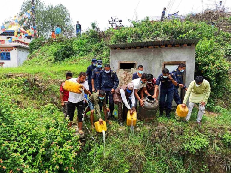 कोरोना संक्रमितले बेच्दै गरेको घरेलु मदिरा नष्ट
