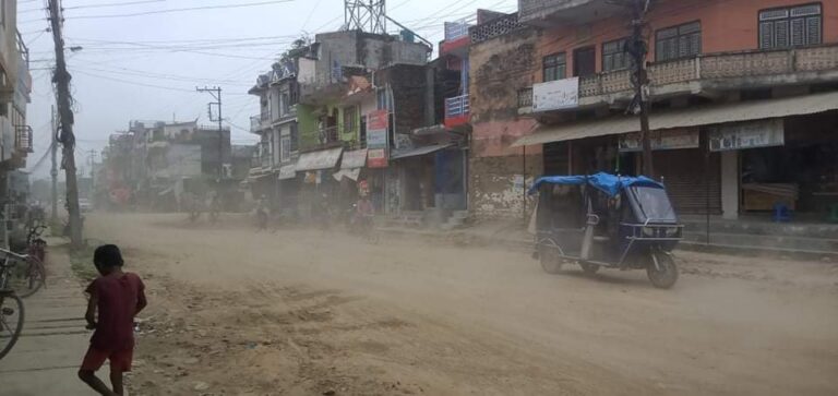 ४ वर्ष अघि ठेक्का पाएपनि ठेकदारको लापरवाहीले सडक निमार्ण अलपत्र