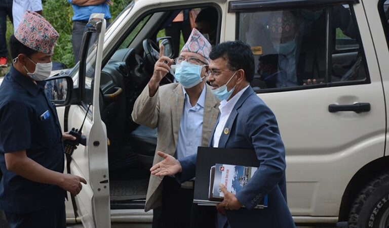 एमाले फुट्यो, निर्वाचन आयोग पुगे माधव नेपाल