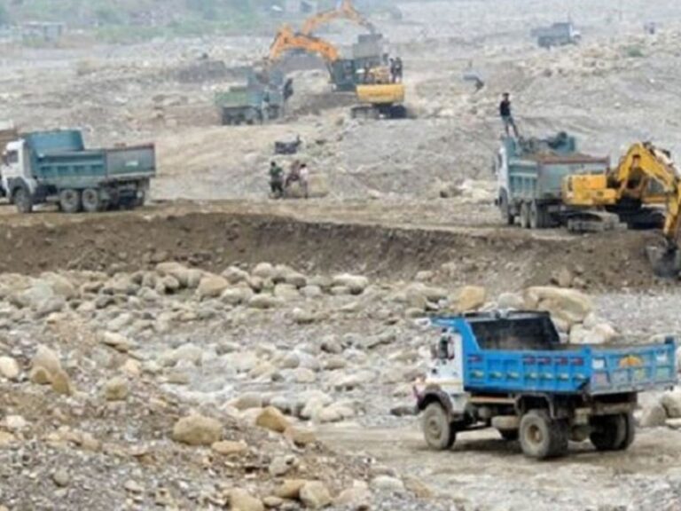 अवैध रुपमा नदीजन्य सामग्री उत्खनन् गर्ने पक्राउ