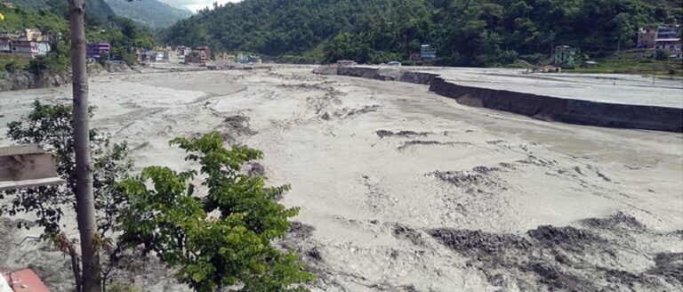 सिन्धुपाल्चोकको मेलम्चीमा आएको बाढीले सात घर  बगायो
