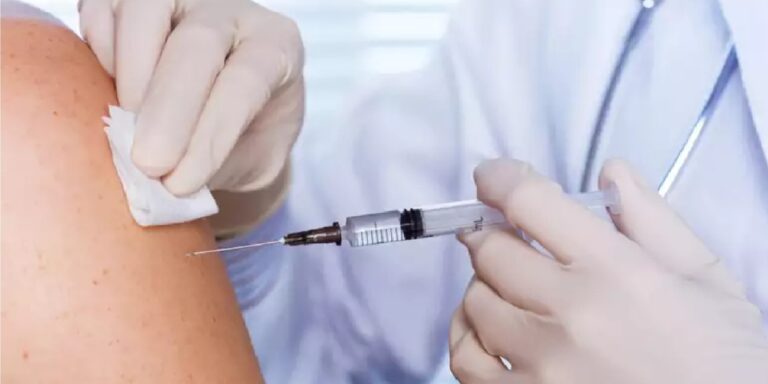 आजबाट १० हिमाली जिल्लाका १८ वर्ष माथिका नागरिकलाई खोप लगाइँदै