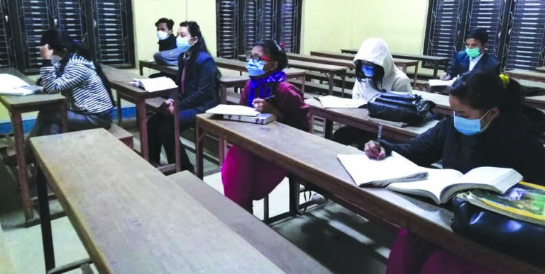 विद्यालय गएर पढ्न पाउँदा विद्यार्थी खुसी भएपनि कोरोना सर्ला कि भन्ने चिन्ता