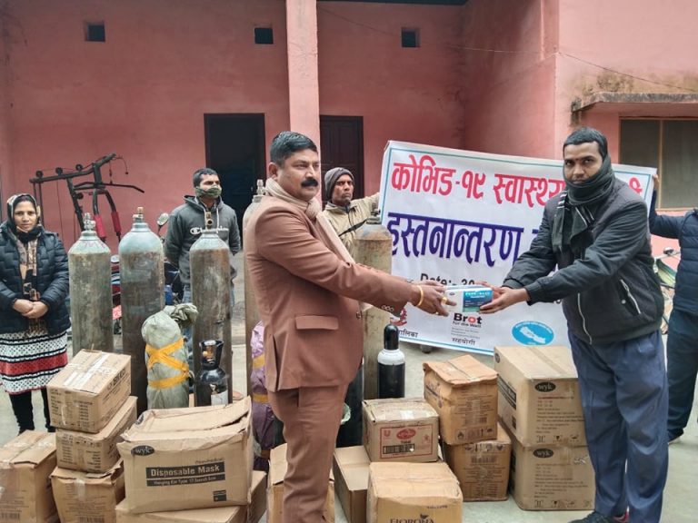 मुस्लिम महिला कल्याण समाजद्वारा स्वास्थ्य सामग्री हस्तानान्तरण