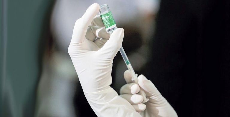 अग्रपङ्क्तिमा खटिएकाहरूलाई कोरोनाविरुद्ध खोपको बुस्टर मात्रा लगाइँदै