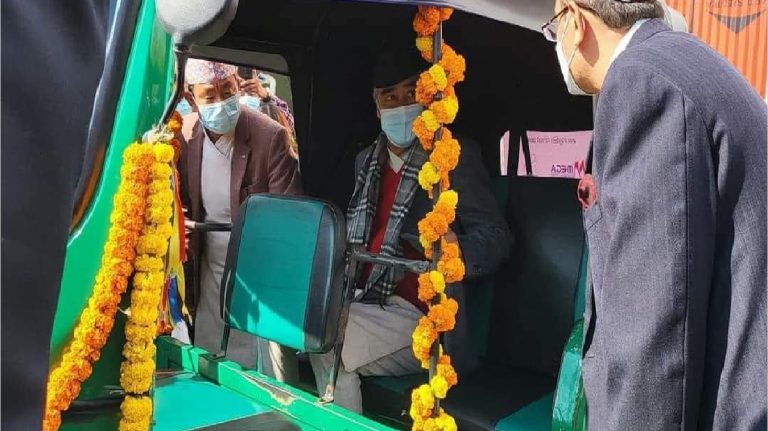 प्रधानमन्त्री देउवा ऊर्जाबाट सञ्चालन हुने सफारीमा बसेर घुमे धरान