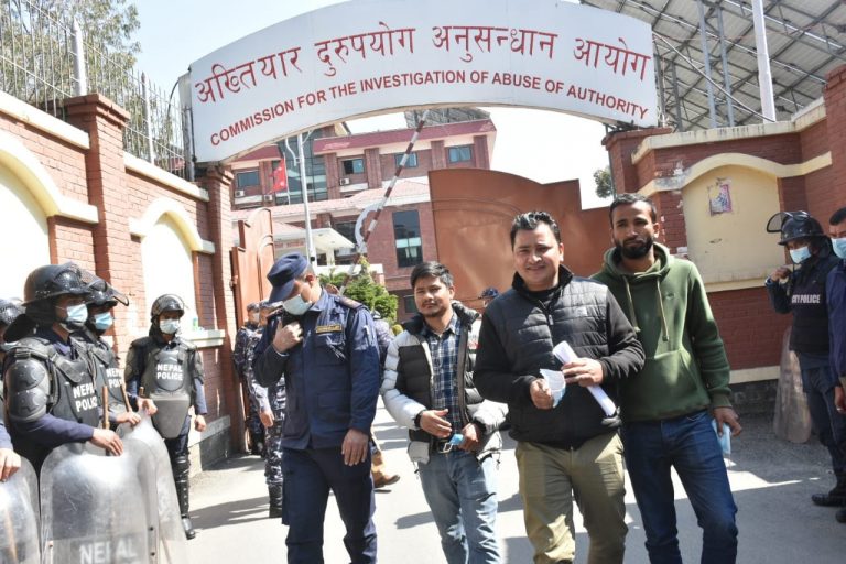 एमाले अध्यक्ष ओलीसहित ५ नेताविरुद्ध अख्तियारमा उजुरी दर्ता