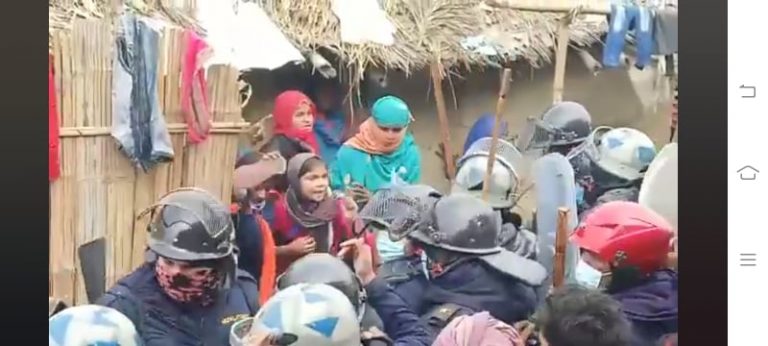 मुस्लिम महिलाहरु द्वारा सरस्वती मुर्ति विसर्जनमा चप्पल प्रहार