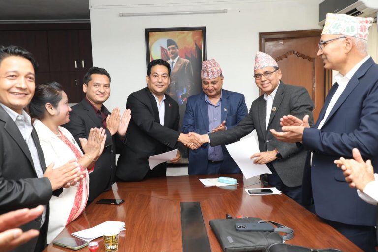 नेकपा एमाले र राप्रपाबीच चुनावी गठबन्धन, एउटै चिह्नबाट लड्ने