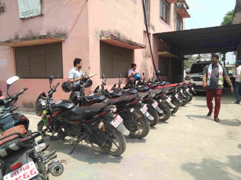 मधेशमै पहिलो गौर नगरपालिकाका निर्वाचित जनप्रतिनिधिहरुले फिर्ता गरे सवारीसाधन