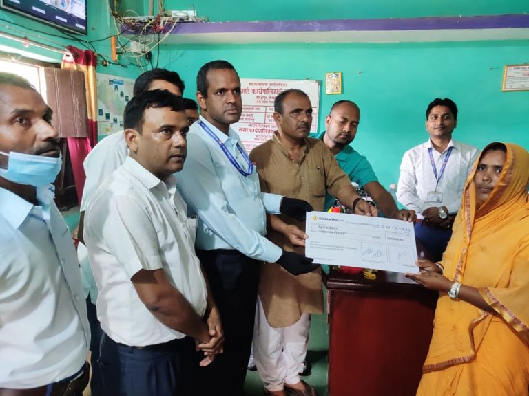 स्व.ठाकुर परिवालाई २४ लाखको चेक मेयर विरेन्द्र यादवद्वारा हस्तनान्त्रण