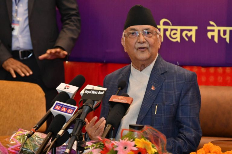 बुढालाई हटाएर आफैँ युवा प्रोफेसर बनेर हुँदैन : ओली