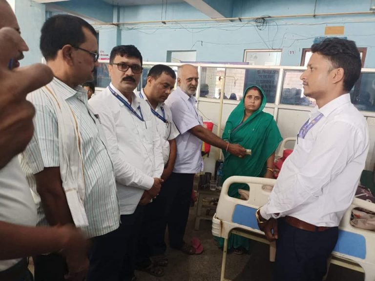 माधवनारायण नपाका मेयर बैजु यादव तथा कर्मचारीहरुद्वारा रविन्द्र मण्डललाई १ लाखको सहयोग
