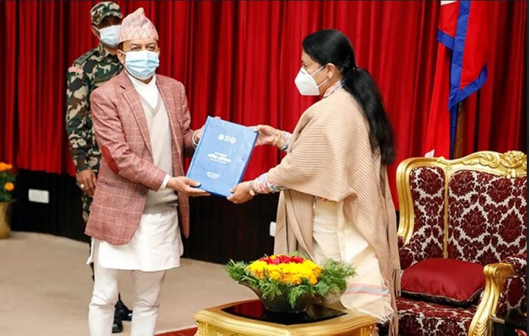 लोकसेवा आयोगले राष्ट्रपति भण्डारीलाई बुझायो वार्षिक प्रतिवेदन