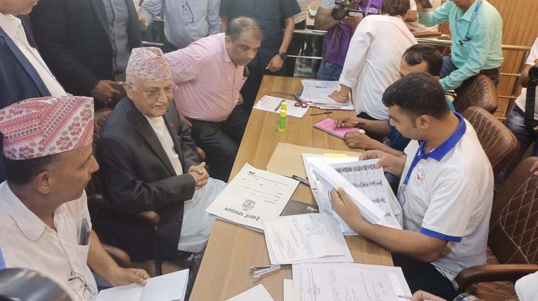 ओलीले झापा ५ बाट दर्ता गराए उम्मेदवारी