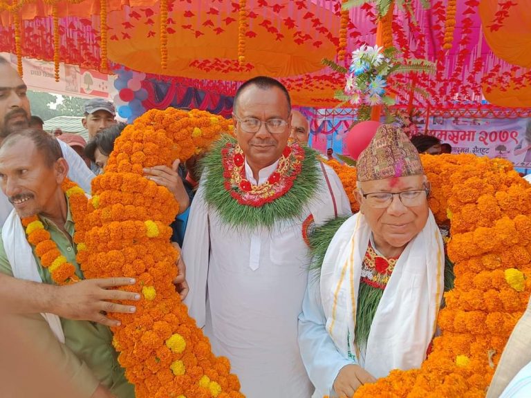 माधव कृष्णालाई सिंगारवन धर्मपुर वासीले गरे एक सय ५ किलोका मालाबाट सम्मान