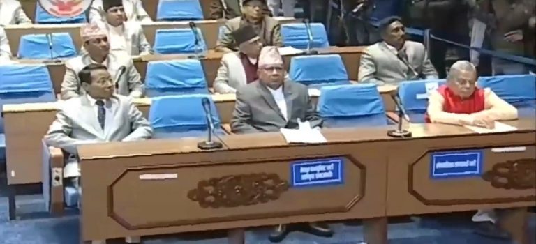 प्रतिनिधिसभा सदस्य माधव नेपालले शपथ लिए